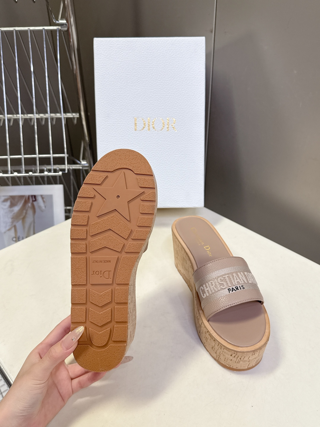 Dior迪奥2026春夏最新款厚底拖鞋 超多明星网红种草 春夏必备厚底设计瞬间拉满身高 CD字母logo