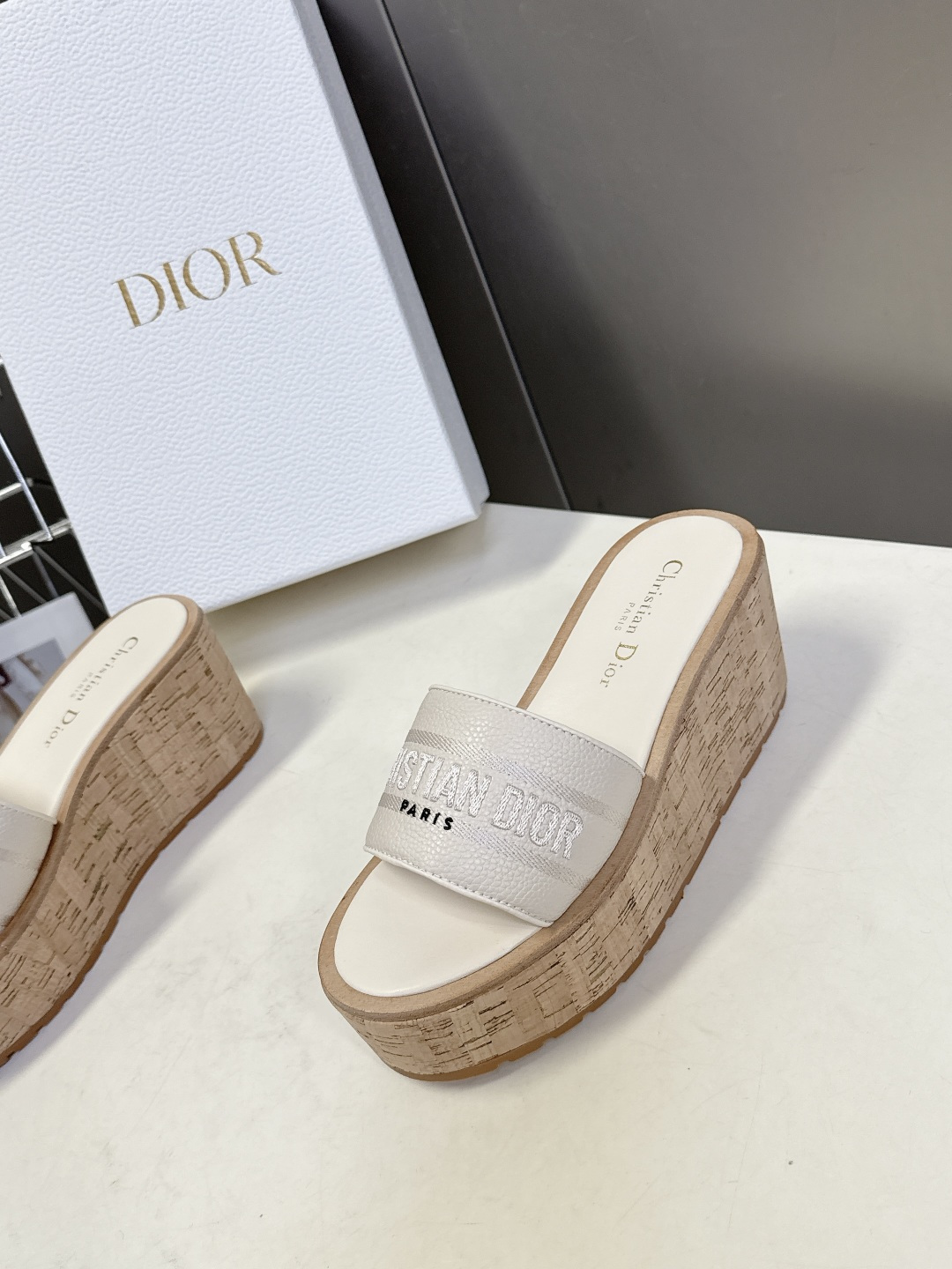 Dior迪奥2026春夏最新款厚底拖鞋 超多明星网红种草 春夏必备厚底设计瞬间拉满身高 CD字母logo