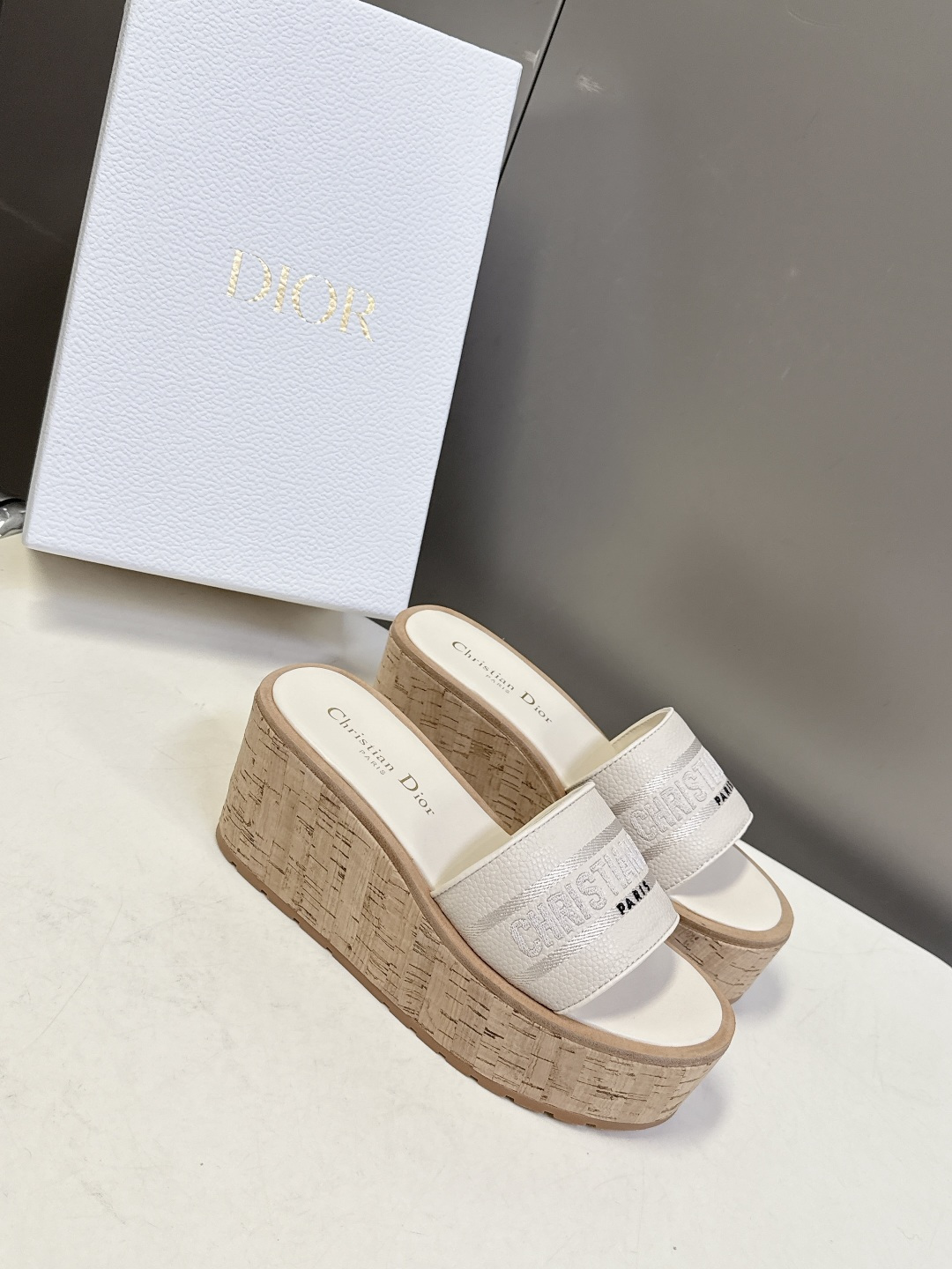 Dior迪奥2026春夏最新款厚底拖鞋 超多明星网红种草 春夏必备厚底设计瞬间拉满身高 CD字母logo