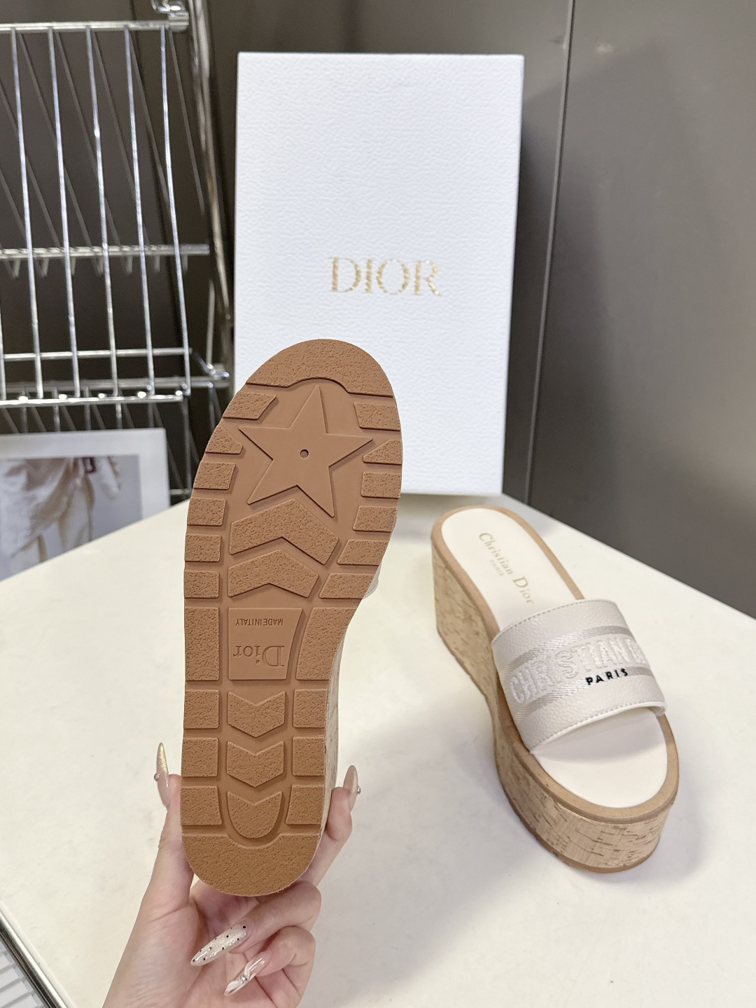 Dior迪奥2026春夏最新款厚底拖鞋 超多明星网红种草 春夏必备厚底设计瞬间拉满身高 CD字母logo