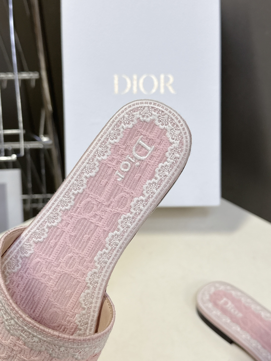 Dior迪奥2026春夏最新款CD拖鞋 超多明星时尚博主种草 春夏季必备 简约的设计 极具辨识度的品牌l