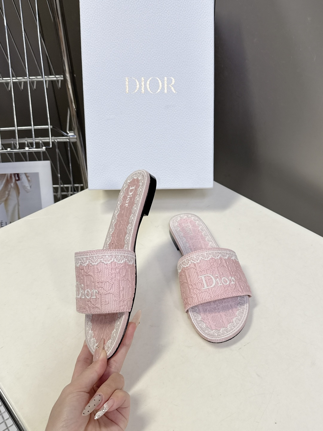 Dior迪奥2026春夏最新款CD拖鞋 超多明星时尚博主种草 春夏季必备 简约的设计 极具辨识度的品牌l