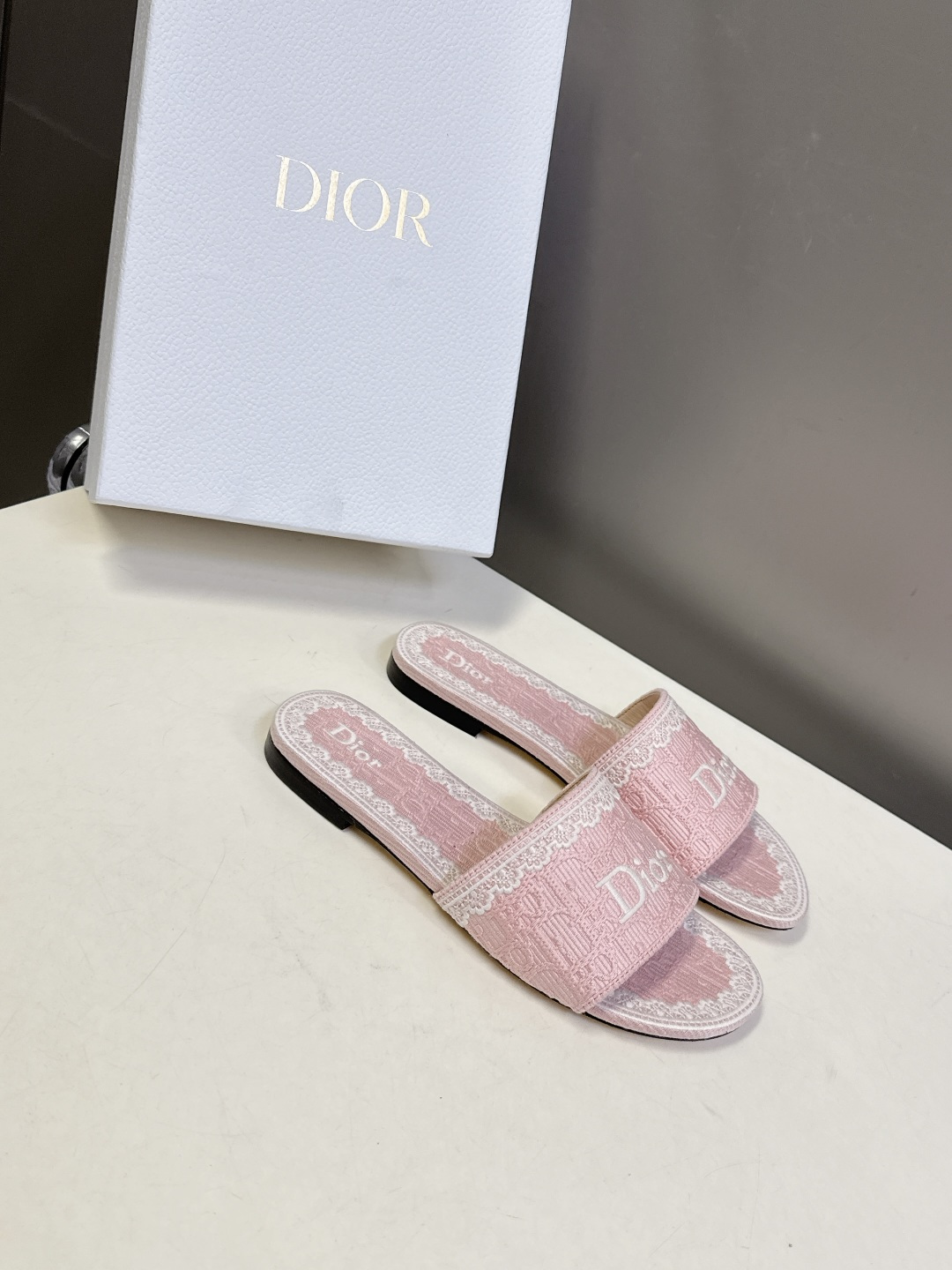 Dior迪奥2026春夏最新款CD拖鞋 超多明星时尚博主种草 春夏季必备 简约的设计 极具辨识度的品牌l