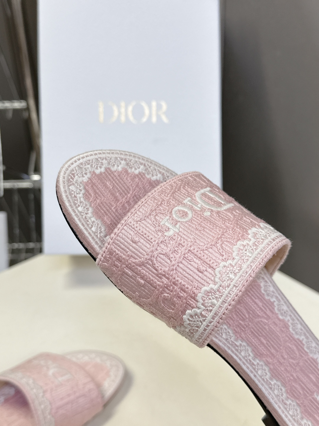 Dior迪奥2026春夏最新款CD拖鞋 超多明星时尚博主种草 春夏季必备 简约的设计 极具辨识度的品牌l