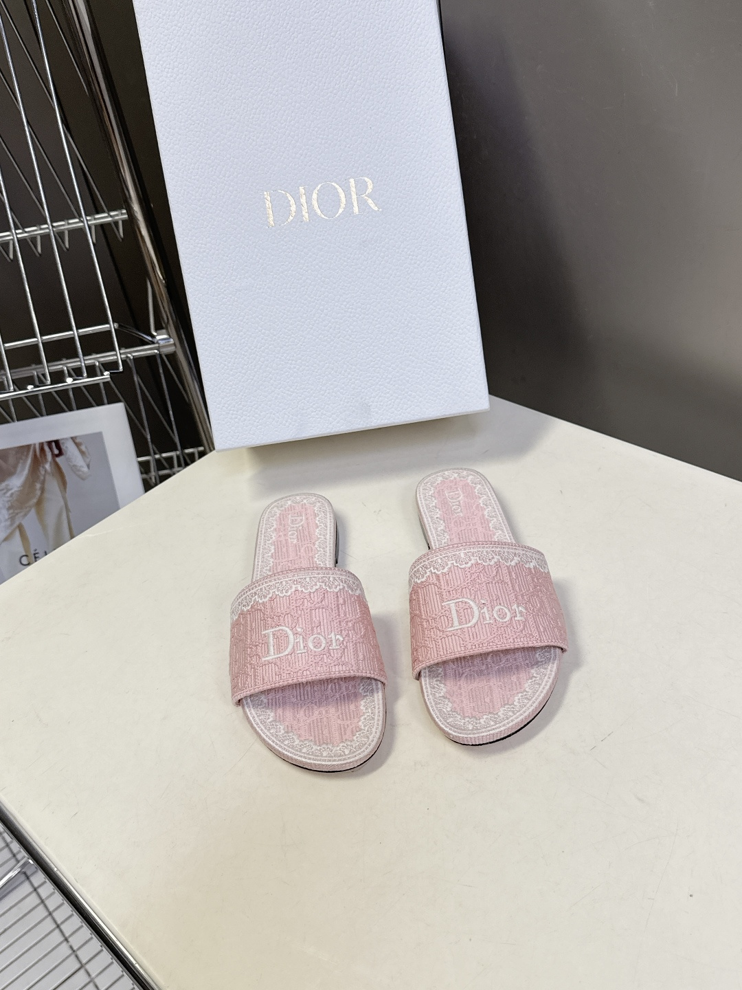 Dior迪奥2026春夏最新款CD拖鞋 超多明星时尚博主种草 春夏季必备 简约的设计 极具辨识度的品牌l