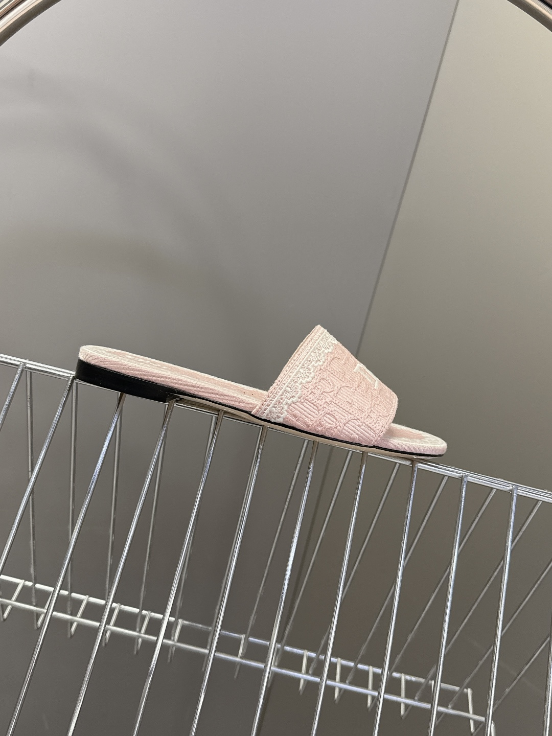 Dior迪奥2026春夏最新款CD拖鞋 超多明星时尚博主种草 春夏季必备 简约的设计 极具辨识度的品牌l