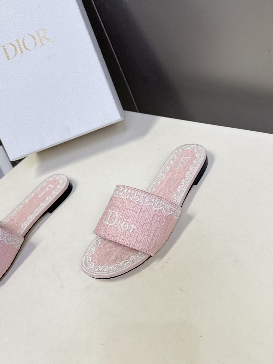 Dior迪奥2026春夏最新款CD拖鞋 超多明星时尚博主种草 春夏季必备 简约的设计 极具辨识度的品牌l