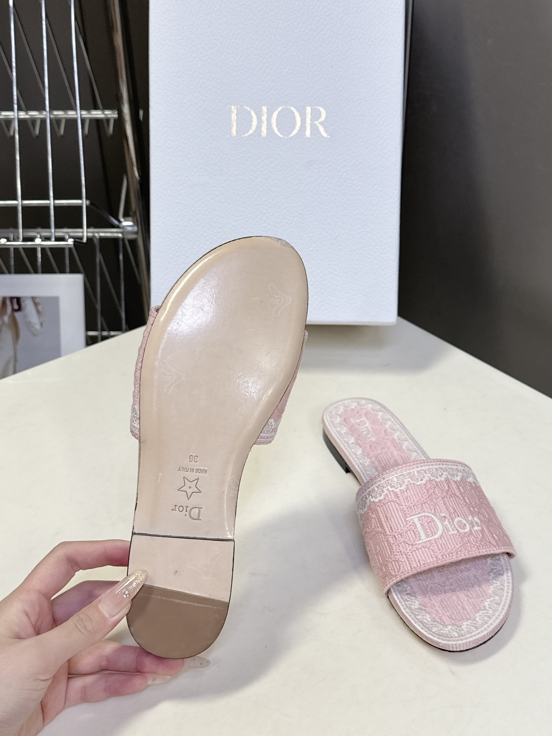 Dior迪奥2026春夏最新款CD拖鞋 超多明星时尚博主种草 春夏季必备 简约的设计 极具辨识度的品牌l