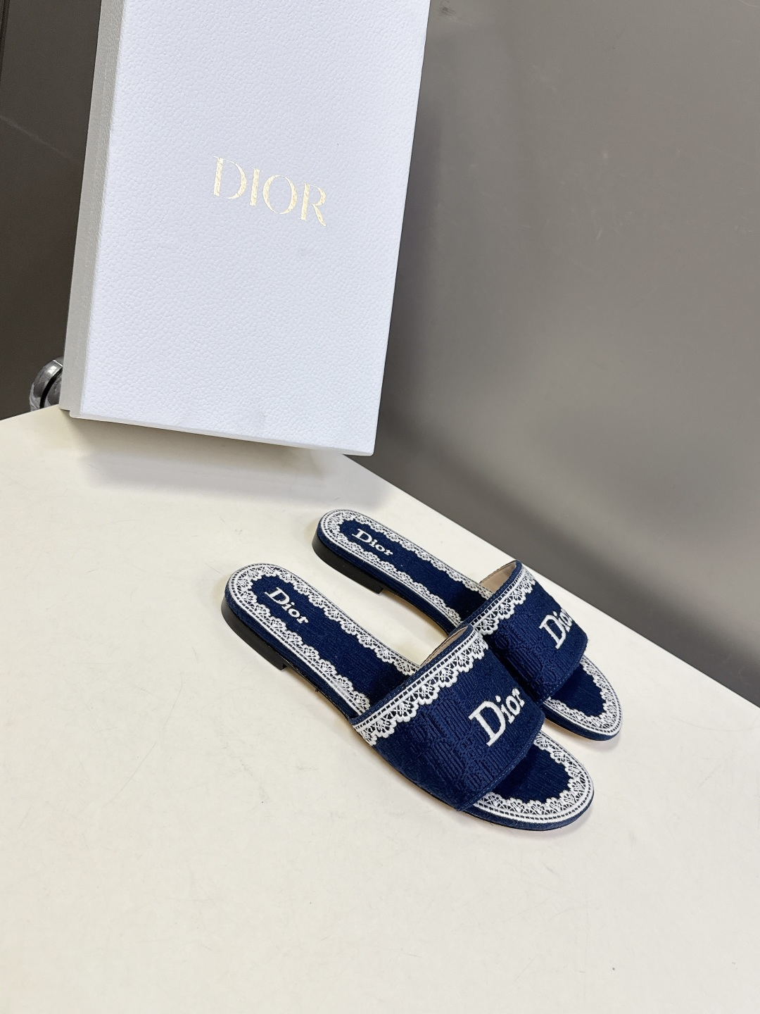 Dior迪奥2026春夏最新款CD拖鞋 超多明星时尚博主种草 春夏季必备 简约的设计 极具辨识度的品牌l