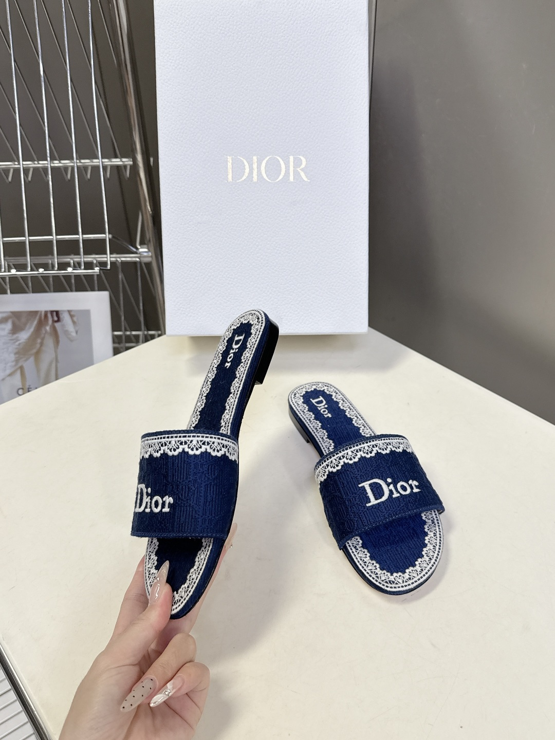 Dior迪奥2026春夏最新款CD拖鞋 超多明星时尚博主种草 春夏季必备 简约的设计 极具辨识度的品牌l