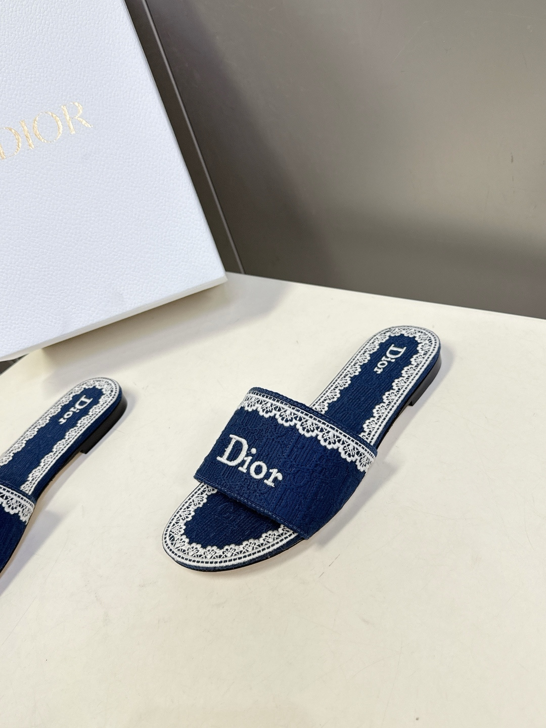Dior迪奥2026春夏最新款CD拖鞋 超多明星时尚博主种草 春夏季必备 简约的设计 极具辨识度的品牌l
