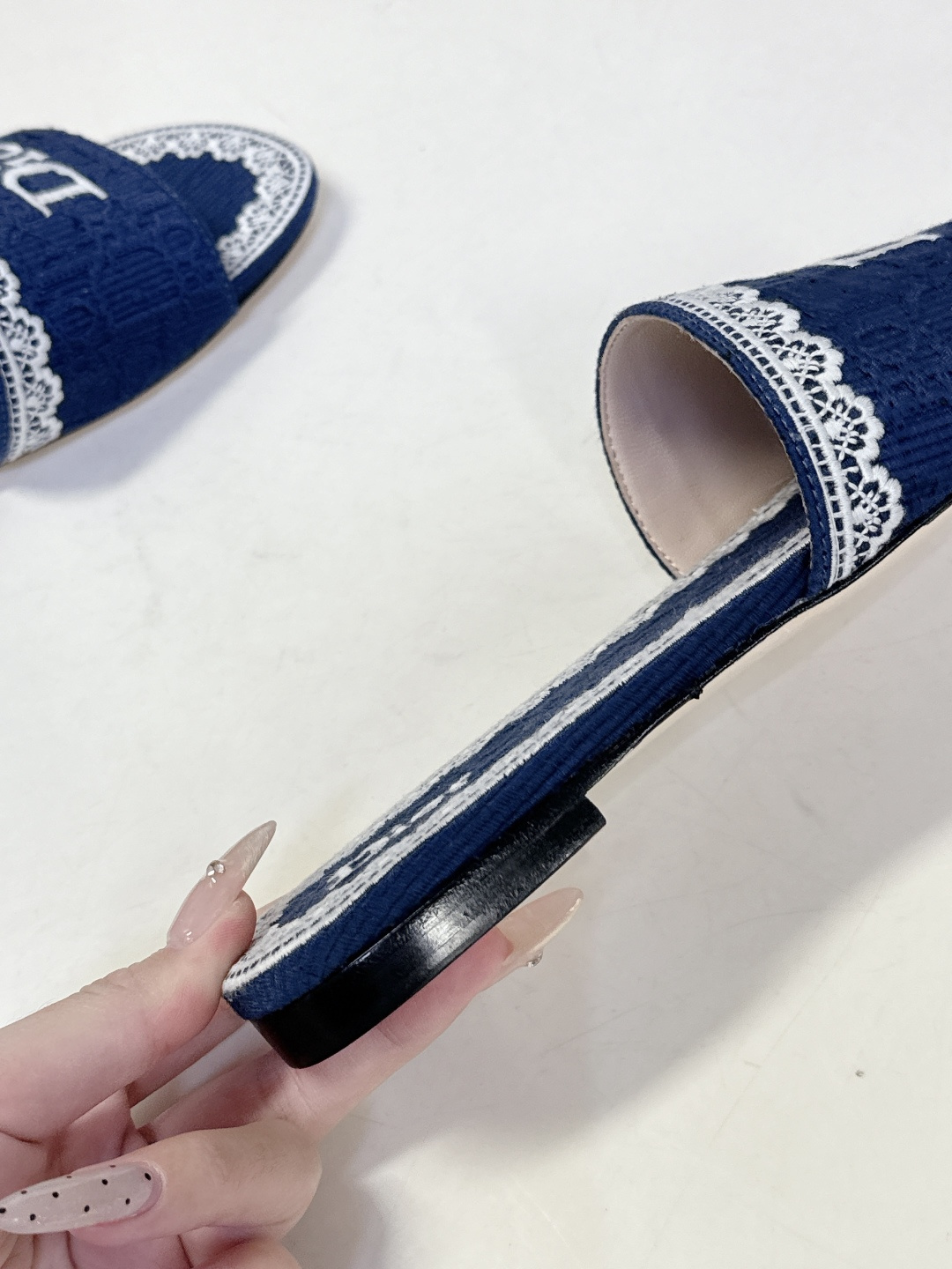 Dior迪奥2026春夏最新款CD拖鞋 超多明星时尚博主种草 春夏季必备 简约的设计 极具辨识度的品牌l