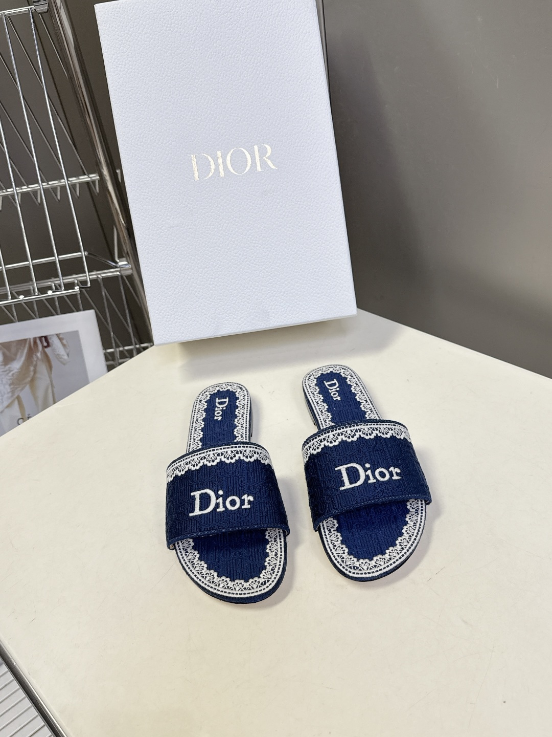 Dior迪奥2026春夏最新款CD拖鞋 超多明星时尚博主种草 春夏季必备 简约的设计 极具辨识度的品牌l