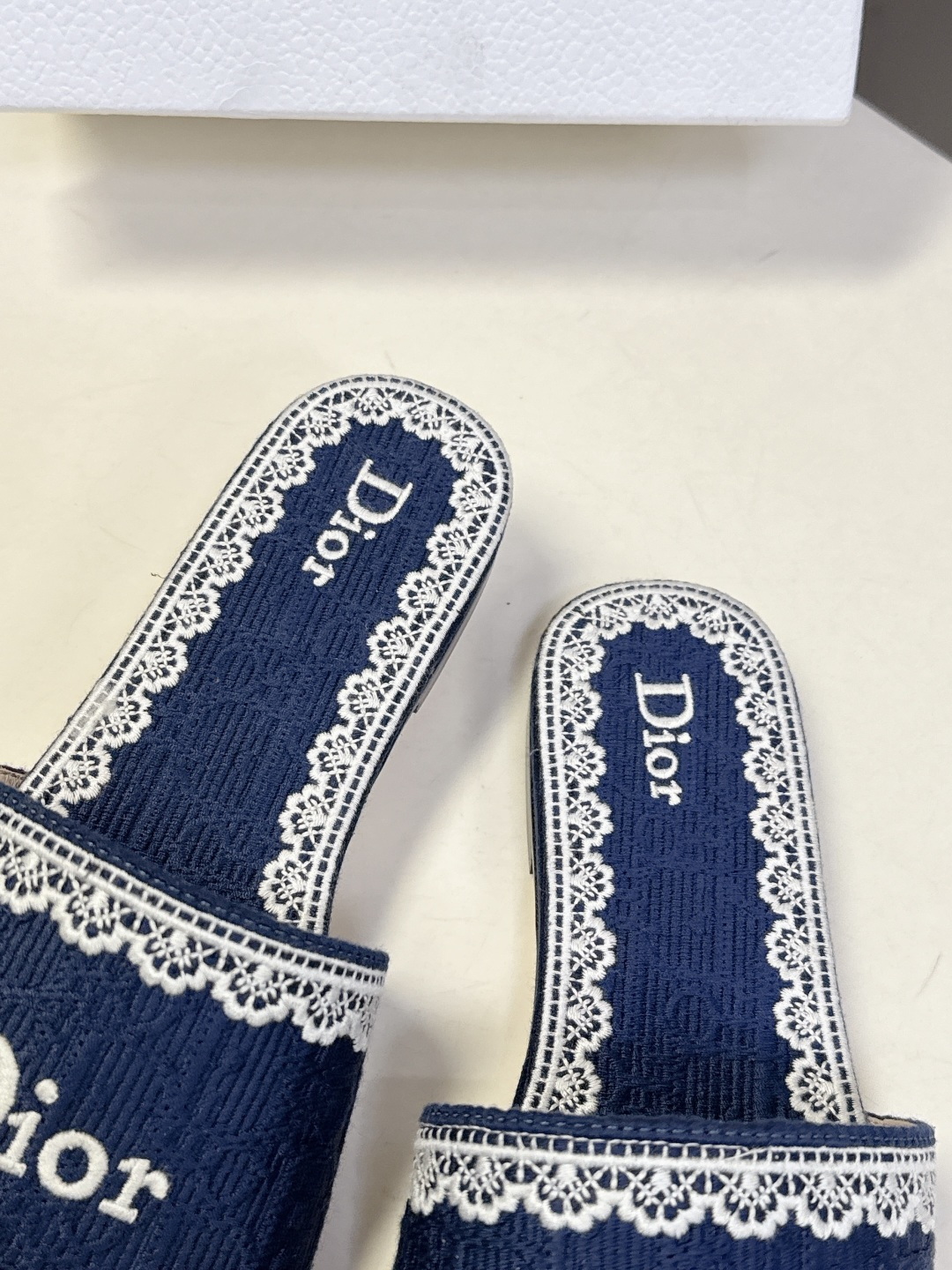 Dior迪奥2026春夏最新款CD拖鞋 超多明星时尚博主种草 春夏季必备 简约的设计 极具辨识度的品牌l