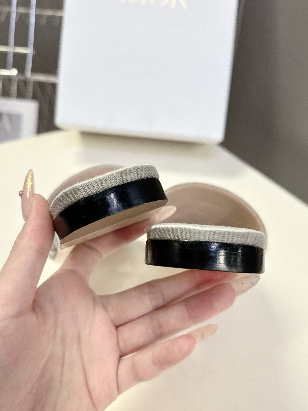 Dior迪奥2026春夏最新款CD拖鞋 超多明星时尚博主种草 春夏季必备 简约的设计 极具辨识度的品牌l