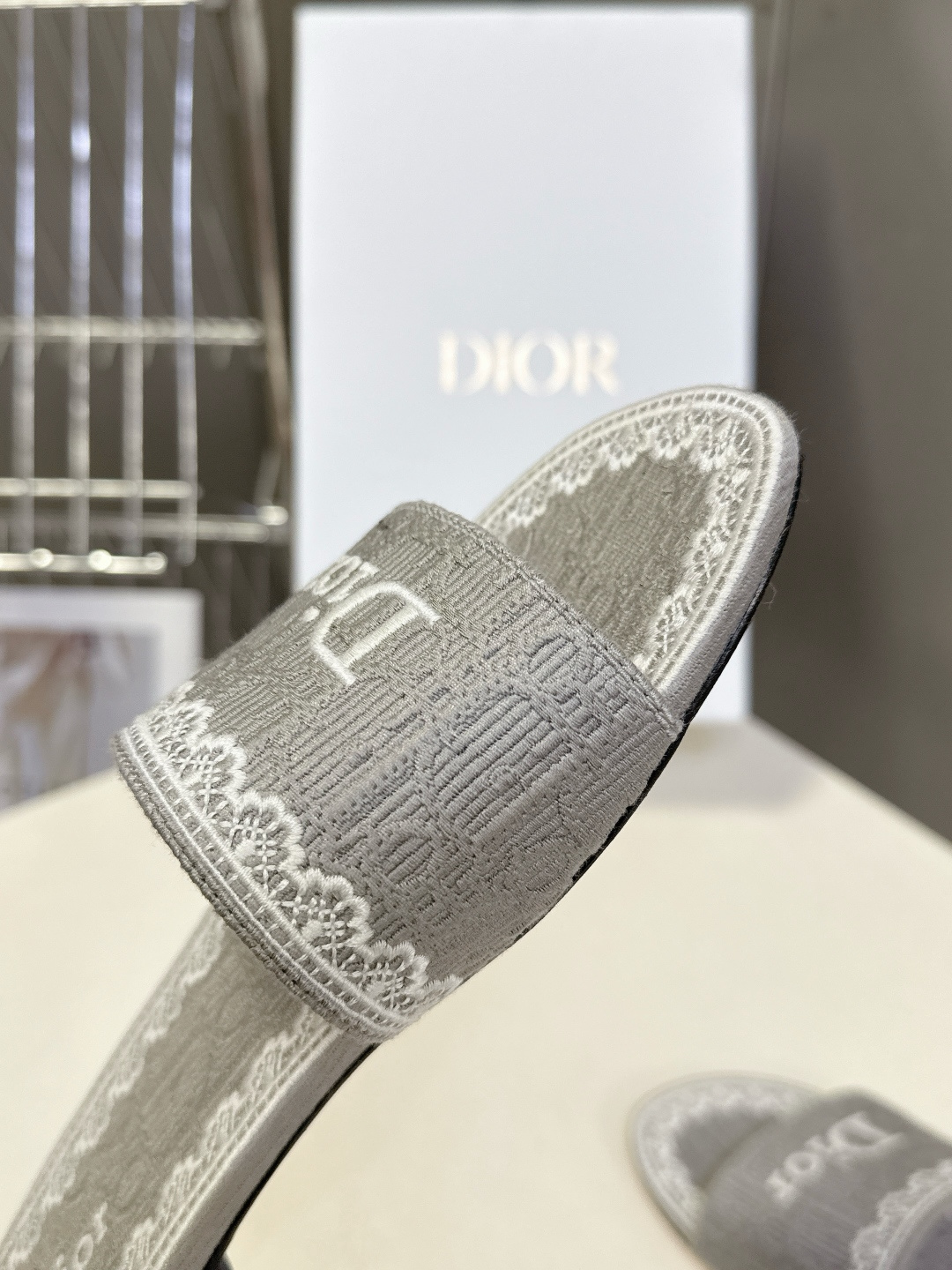 Dior迪奥2026春夏最新款CD拖鞋 超多明星时尚博主种草 春夏季必备 简约的设计 极具辨识度的品牌l