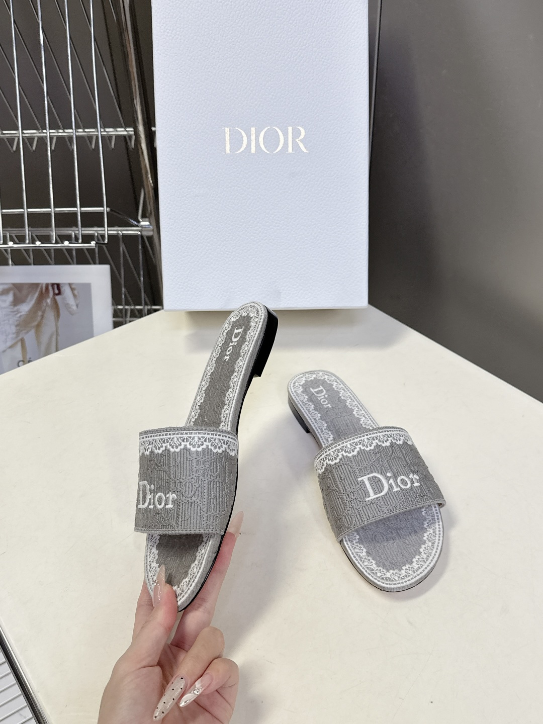 Dior迪奥2026春夏最新款CD拖鞋 超多明星时尚博主种草 春夏季必备 简约的设计 极具辨识度的品牌l