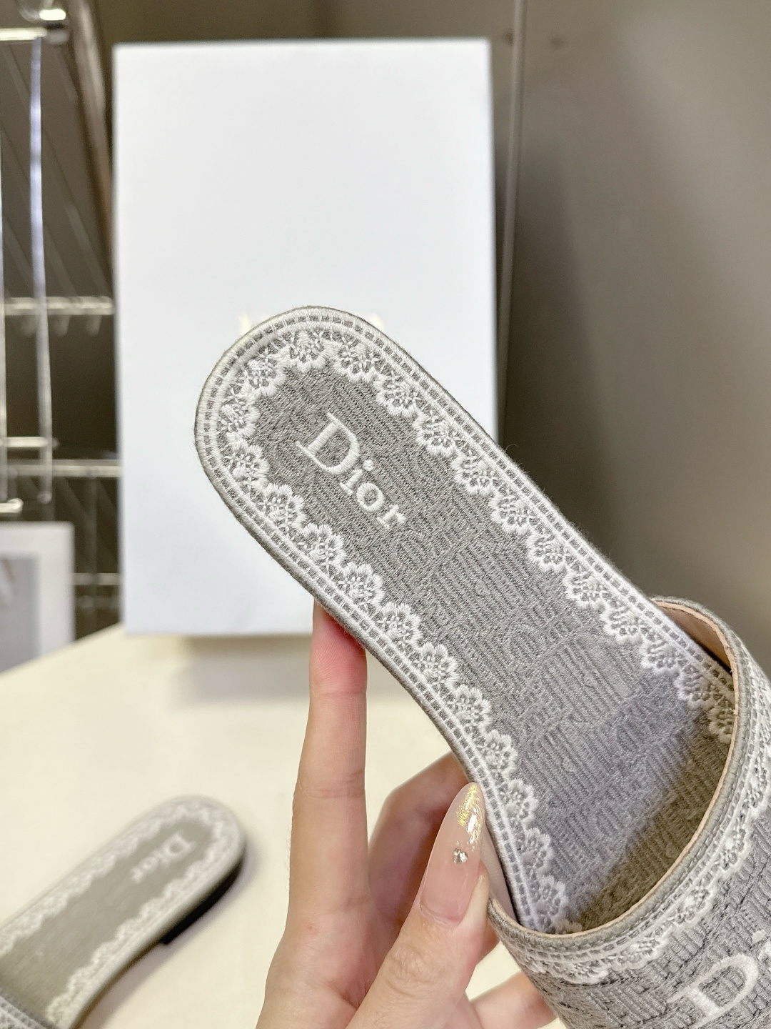 Dior迪奥2026春夏最新款CD拖鞋 超多明星时尚博主种草 春夏季必备 简约的设计 极具辨识度的品牌l