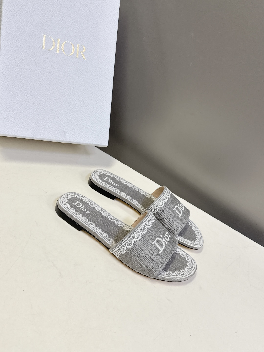 Dior迪奥2026春夏最新款CD拖鞋 超多明星时尚博主种草 春夏季必备 简约的设计 极具辨识度的品牌l