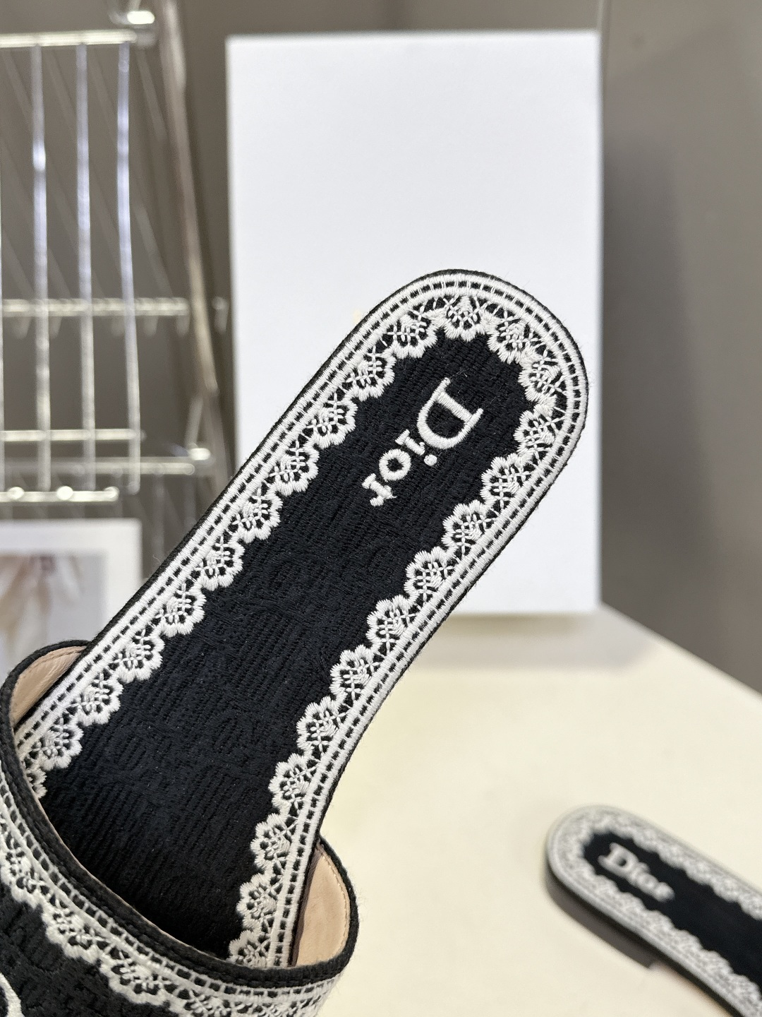 Dior迪奥2026春夏最新款CD拖鞋 超多明星时尚博主种草 春夏季必备 简约的设计 极具辨识度的品牌l