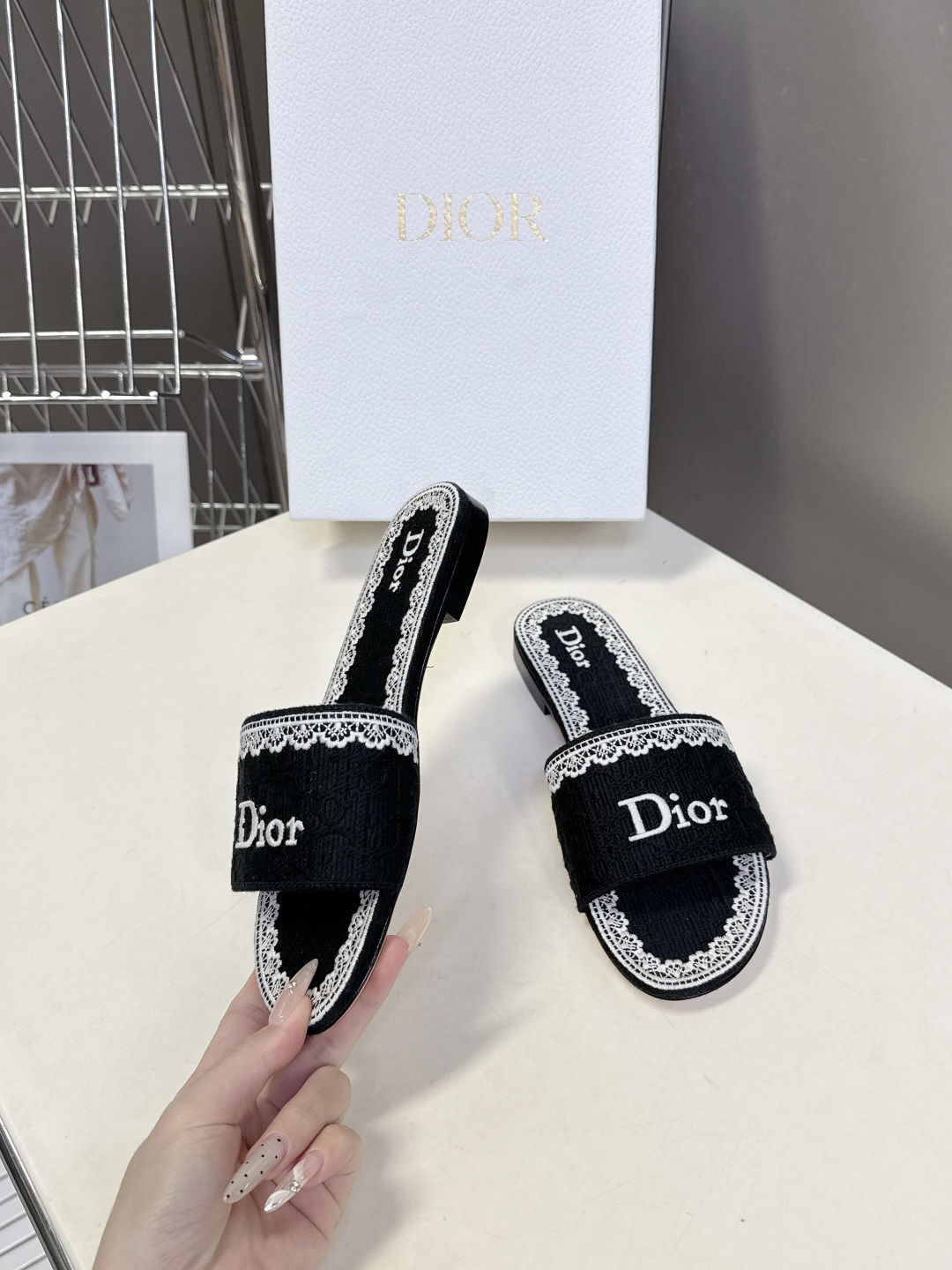 Dior迪奥2026春夏最新款CD拖鞋 超多明星时尚博主种草 春夏季必备 简约的设计 极具辨识度的品牌l