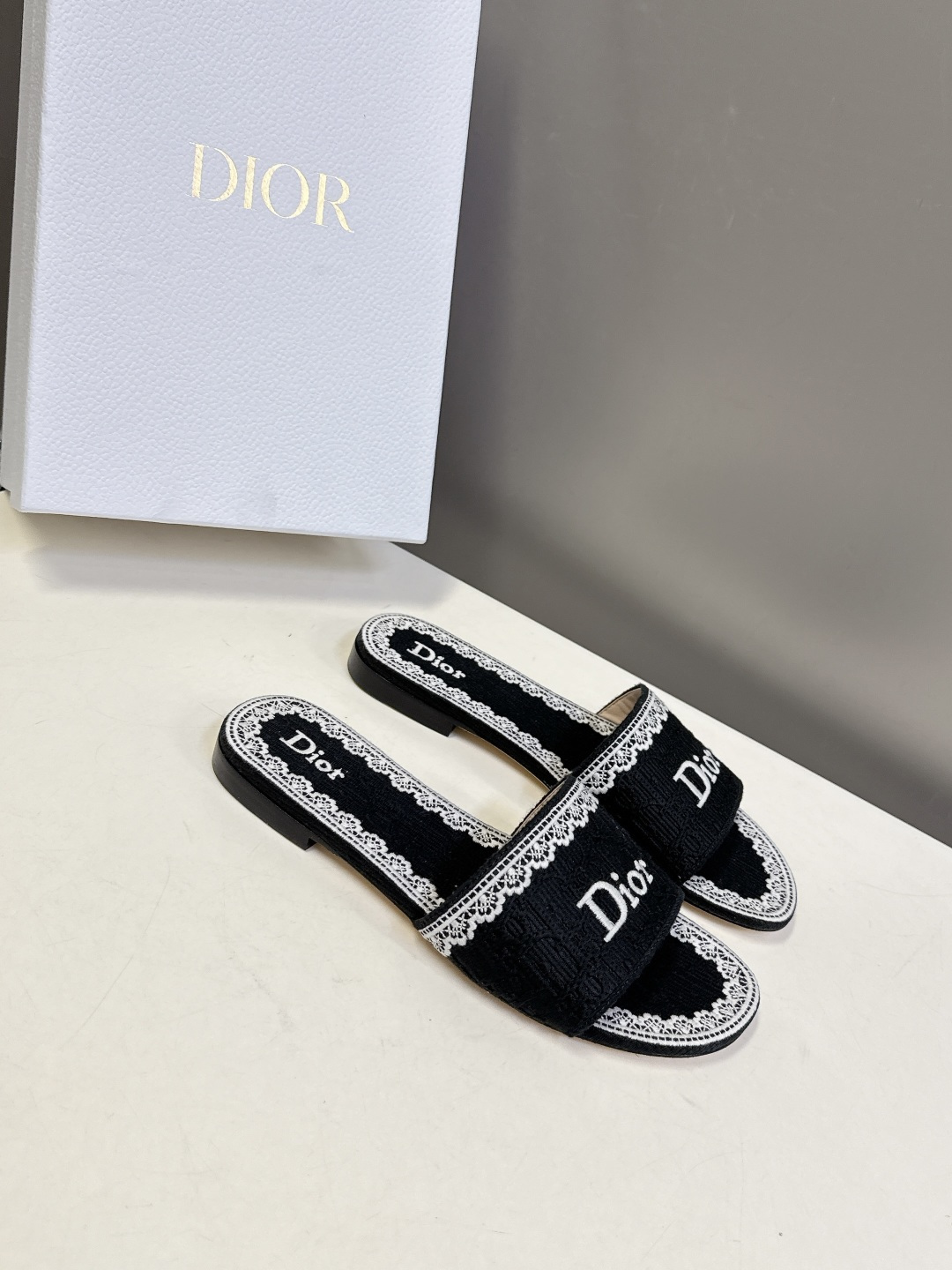 Dior迪奥2026春夏最新款CD拖鞋 超多明星时尚博主种草 春夏季必备 简约的设计 极具辨识度的品牌l