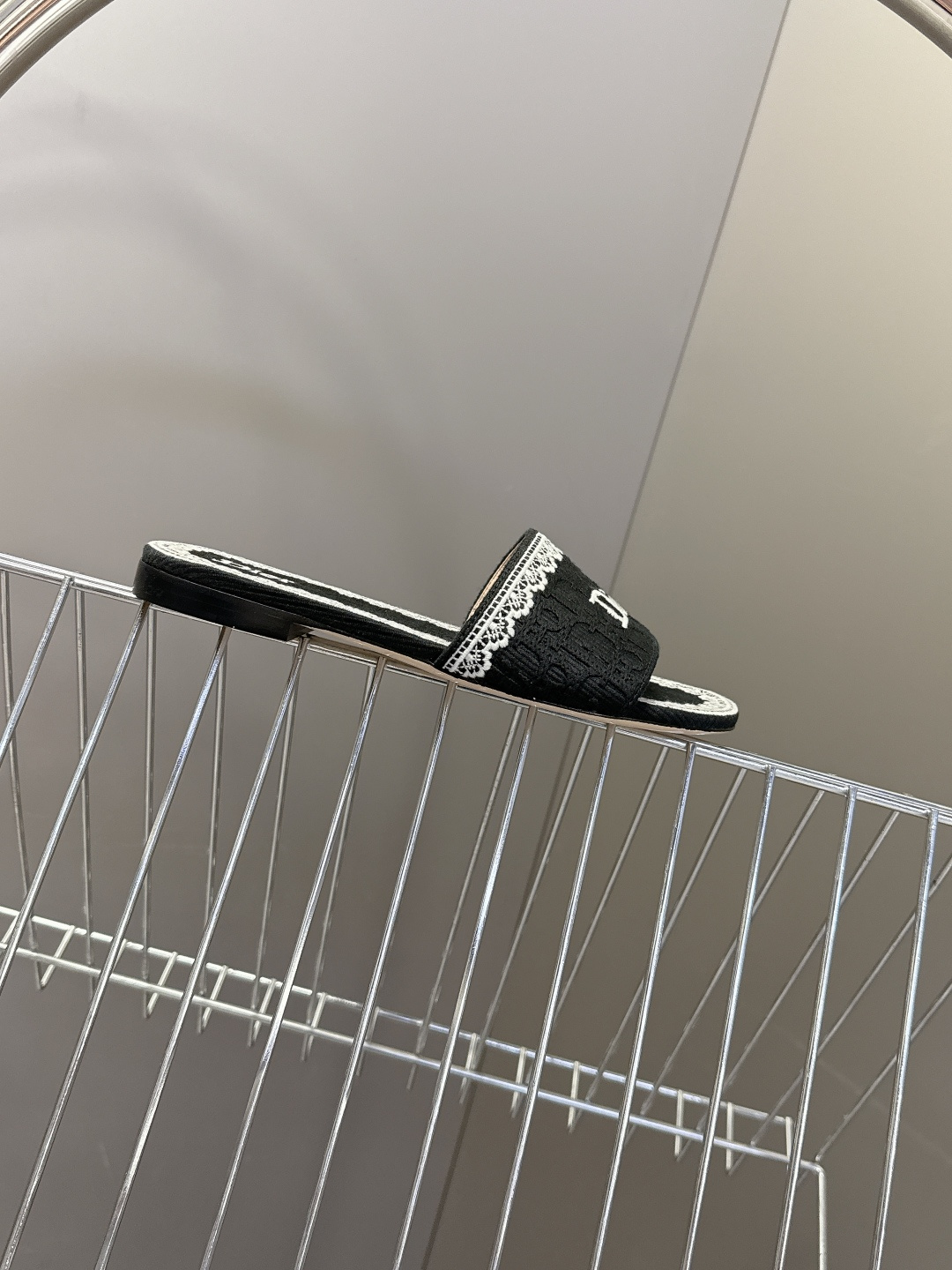 Dior迪奥2026春夏最新款CD拖鞋 超多明星时尚博主种草 春夏季必备 简约的设计 极具辨识度的品牌l