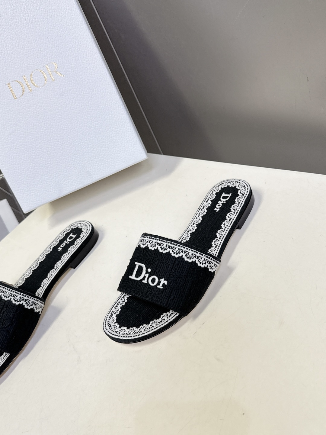 Dior迪奥2026春夏最新款CD拖鞋 超多明星时尚博主种草 春夏季必备 简约的设计 极具辨识度的品牌l