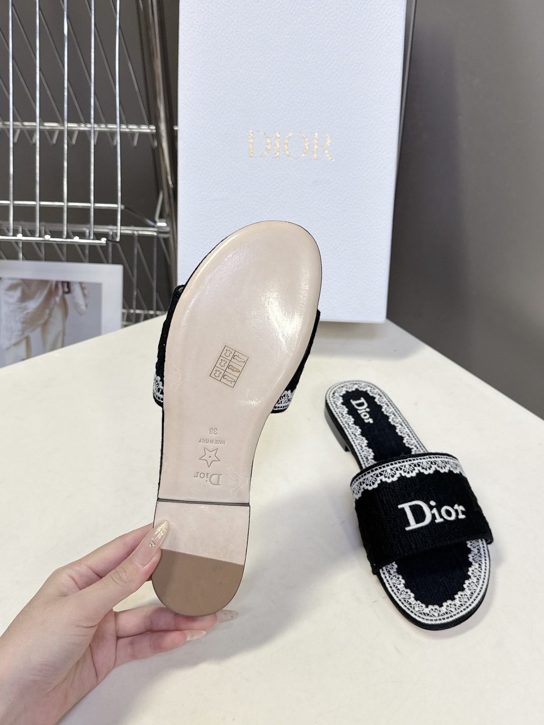 Dior迪奥2026春夏最新款CD拖鞋 超多明星时尚博主种草 春夏季必备 简约的设计 极具辨识度的品牌l