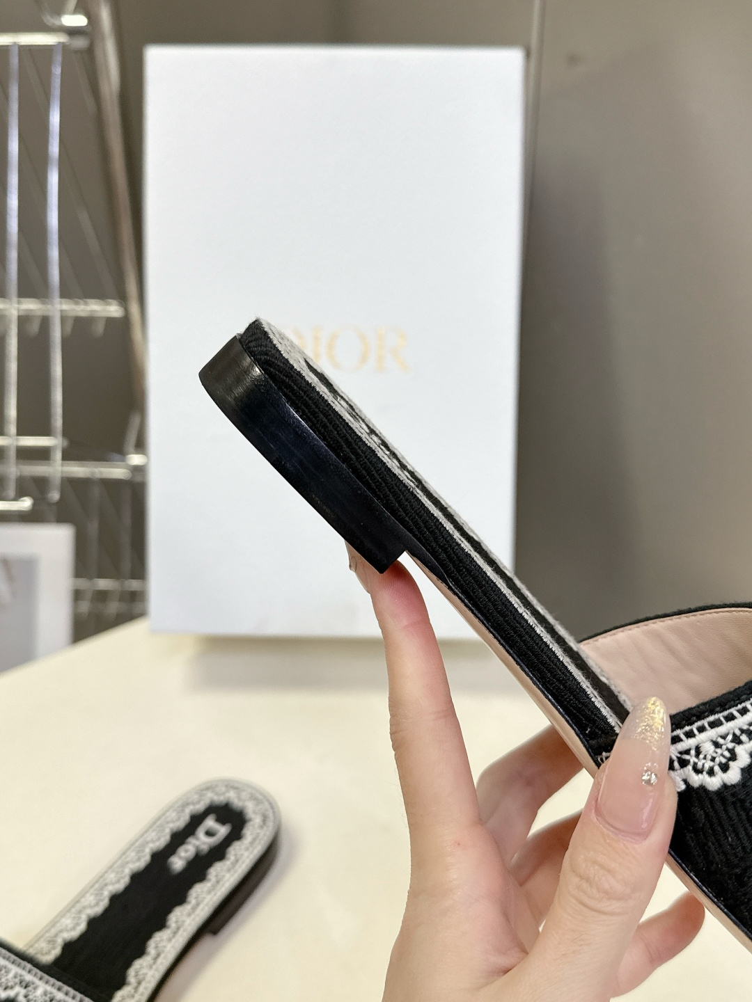 Dior迪奥2026春夏最新款CD拖鞋 超多明星时尚博主种草 春夏季必备 简约的设计 极具辨识度的品牌l