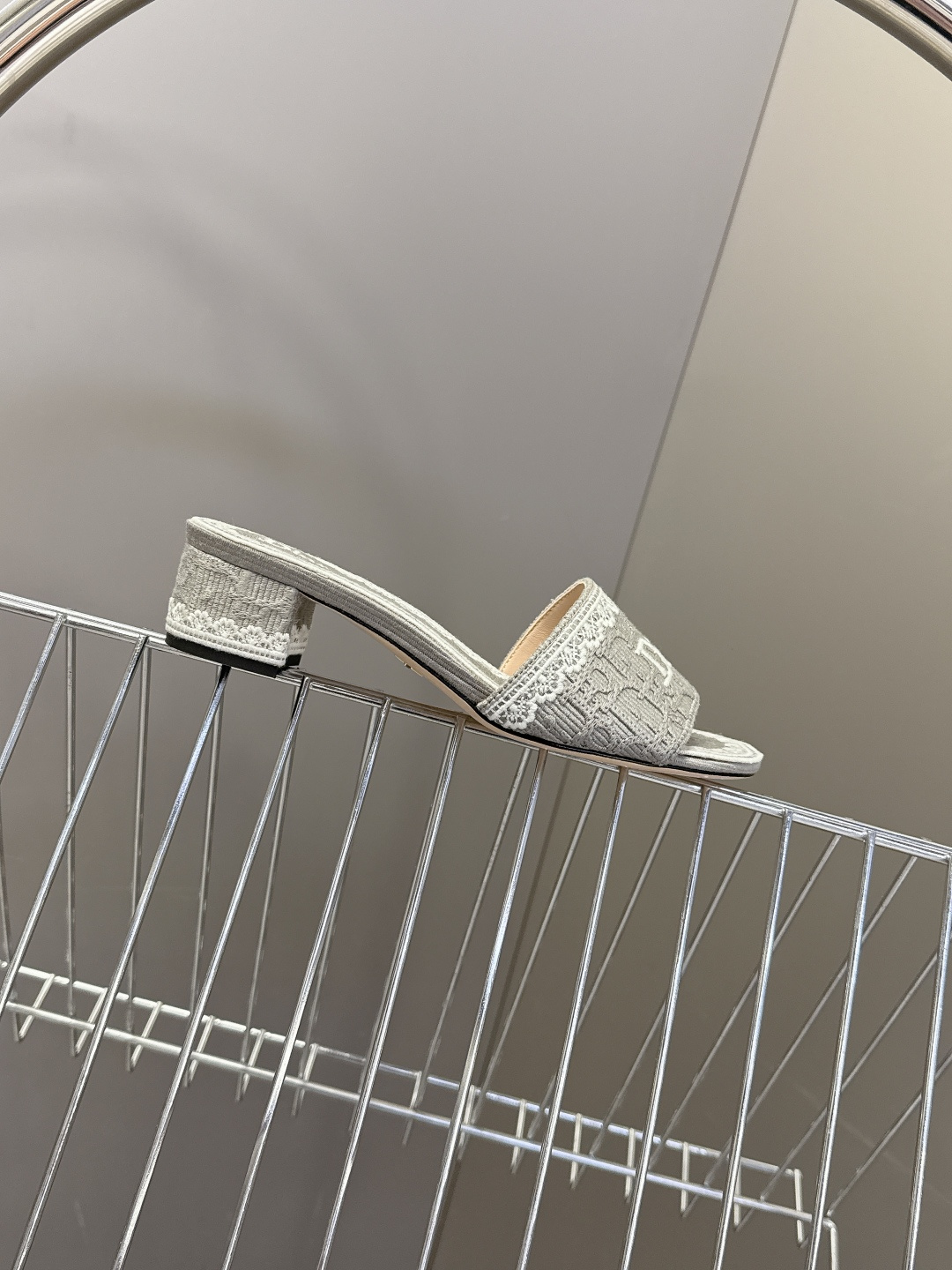 Dior迪奥2026春夏最新款CD粗跟拖鞋 超多明星时尚博主种草 春夏季必备 简约的设计 极具辨识度的品