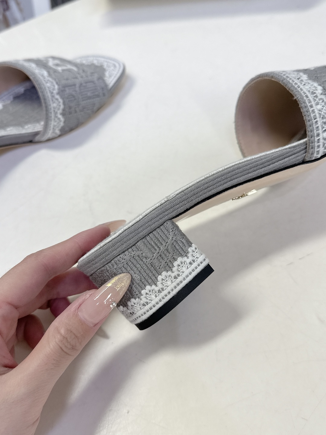 Dior迪奥2026春夏最新款CD粗跟拖鞋 超多明星时尚博主种草 春夏季必备 简约的设计 极具辨识度的品