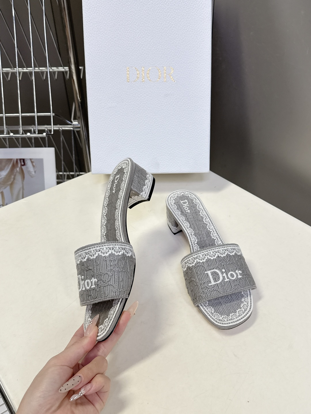 Dior迪奥2026春夏最新款CD粗跟拖鞋 超多明星时尚博主种草 春夏季必备 简约的设计 极具辨识度的品
