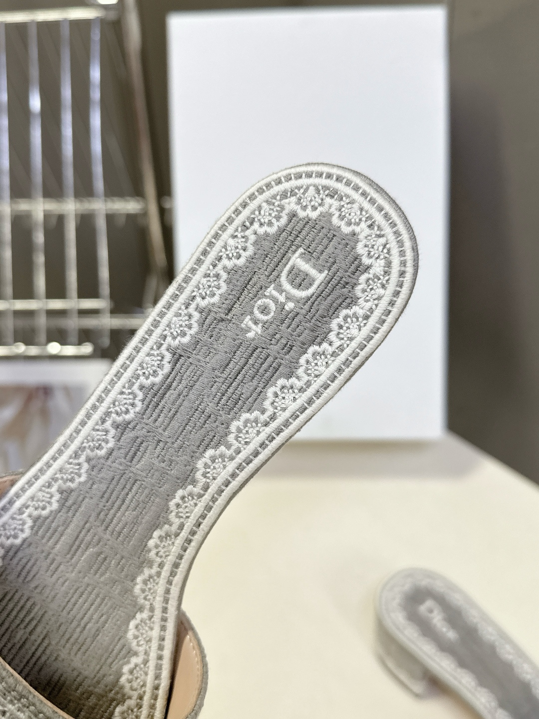 Dior迪奥2026春夏最新款CD粗跟拖鞋 超多明星时尚博主种草 春夏季必备 简约的设计 极具辨识度的品