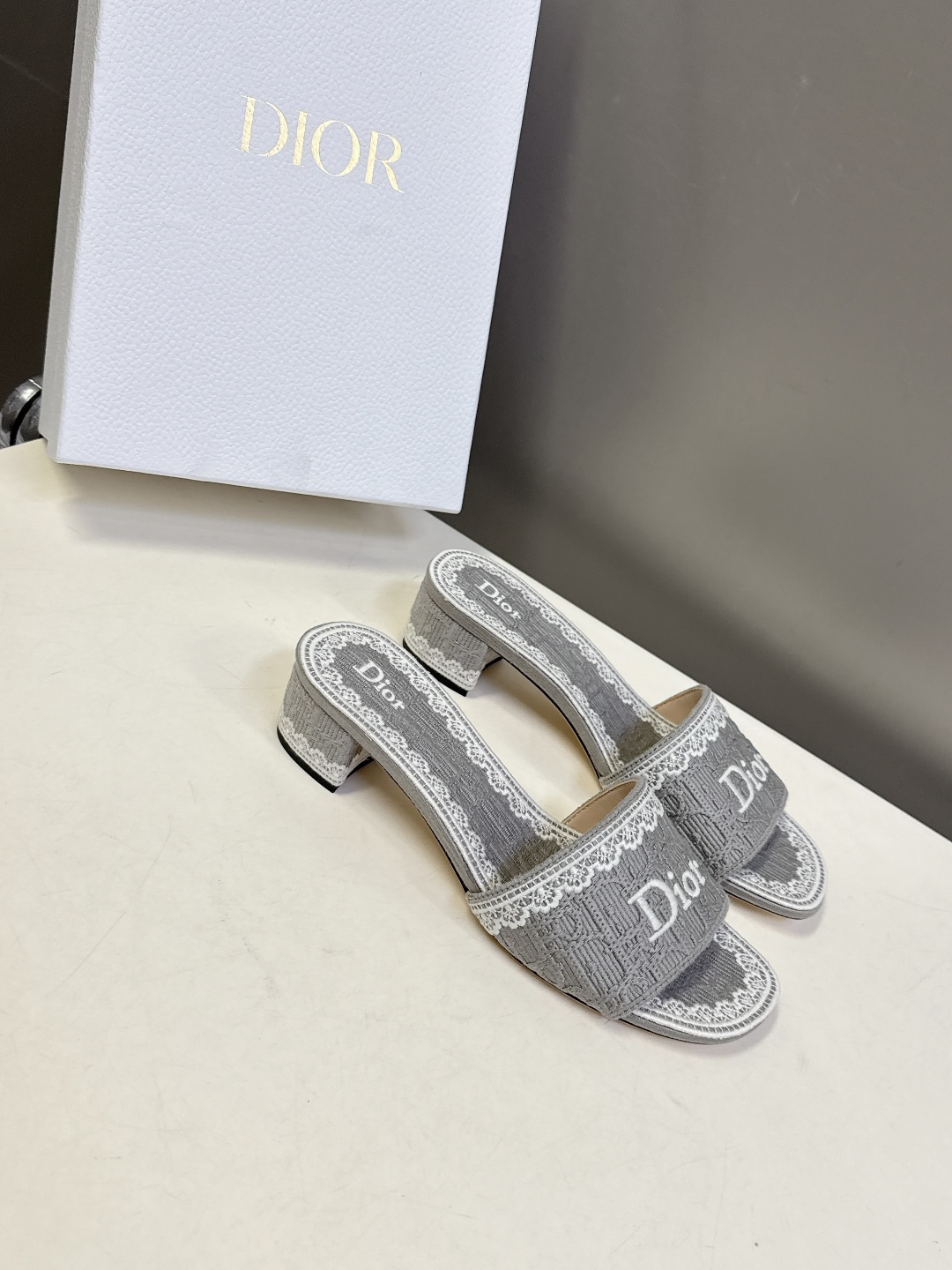 Dior迪奥2026春夏最新款CD粗跟拖鞋 超多明星时尚博主种草 春夏季必备 简约的设计 极具辨识度的品