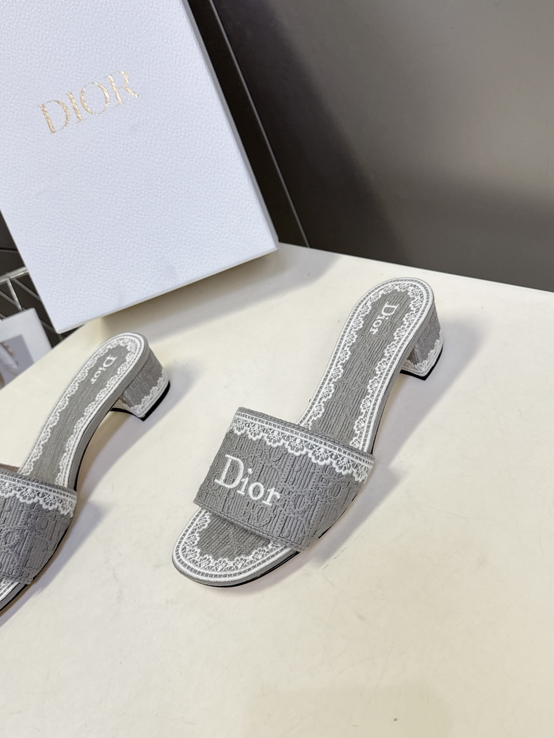 Dior迪奥2026春夏最新款CD粗跟拖鞋 超多明星时尚博主种草 春夏季必备 简约的设计 极具辨识度的品