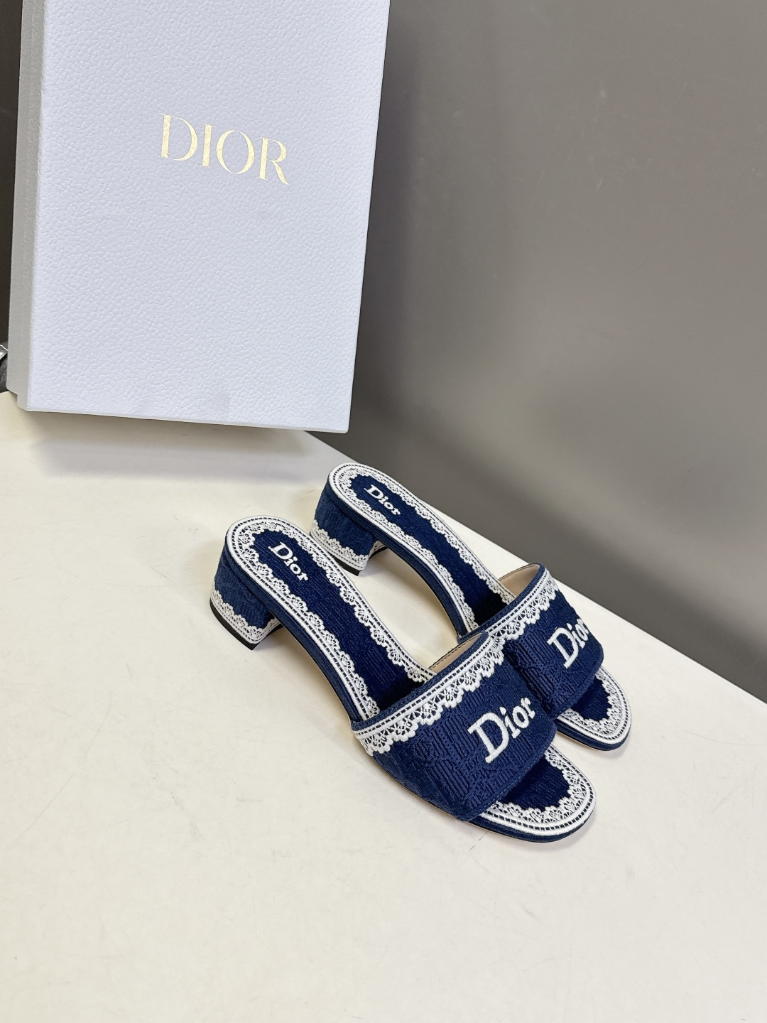 Dior迪奥2026春夏最新款CD粗跟拖鞋 超多明星时尚博主种草 春夏季必备 简约的设计 极具辨识度的品