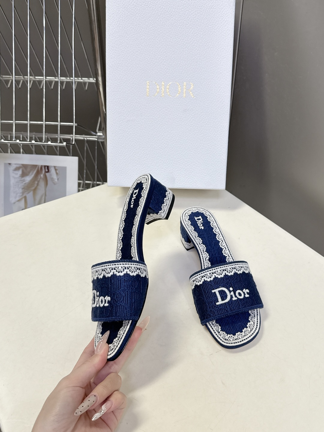 Dior迪奥2026春夏最新款CD粗跟拖鞋 超多明星时尚博主种草 春夏季必备 简约的设计 极具辨识度的品