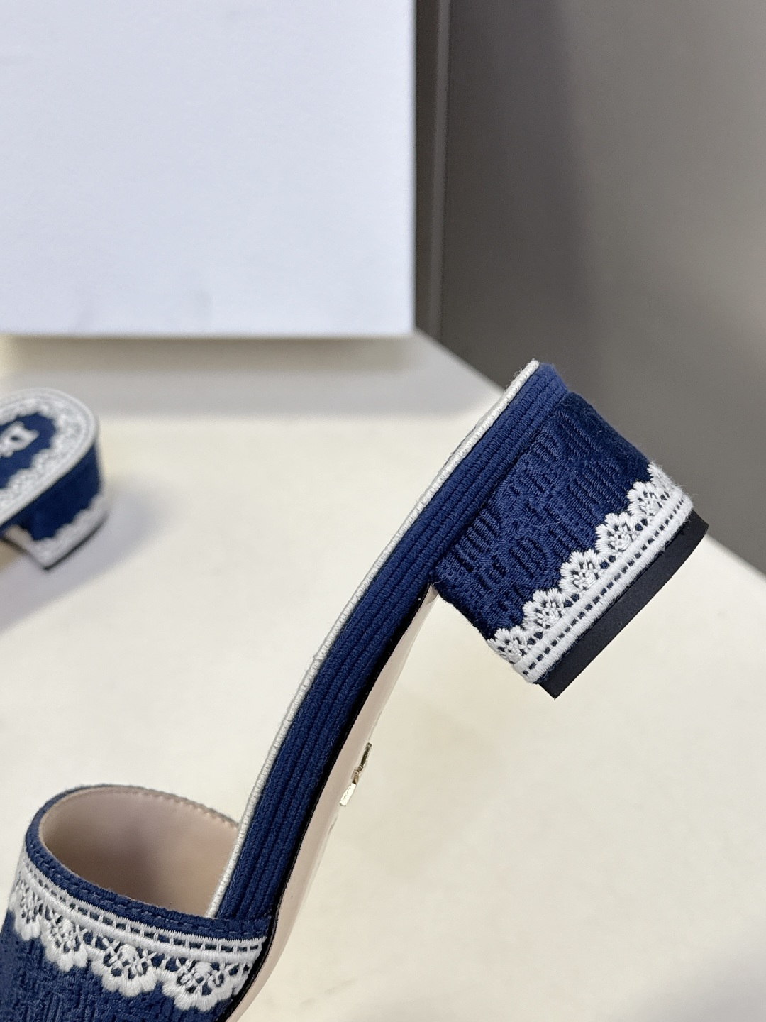 Dior迪奥2026春夏最新款CD粗跟拖鞋 超多明星时尚博主种草 春夏季必备 简约的设计 极具辨识度的品