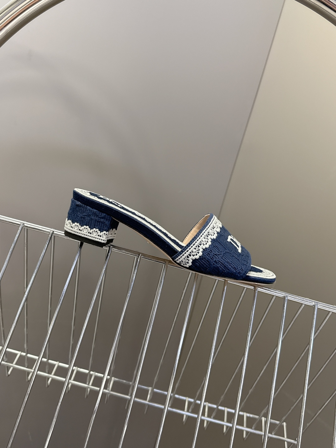 Dior迪奥2026春夏最新款CD粗跟拖鞋 超多明星时尚博主种草 春夏季必备 简约的设计 极具辨识度的品