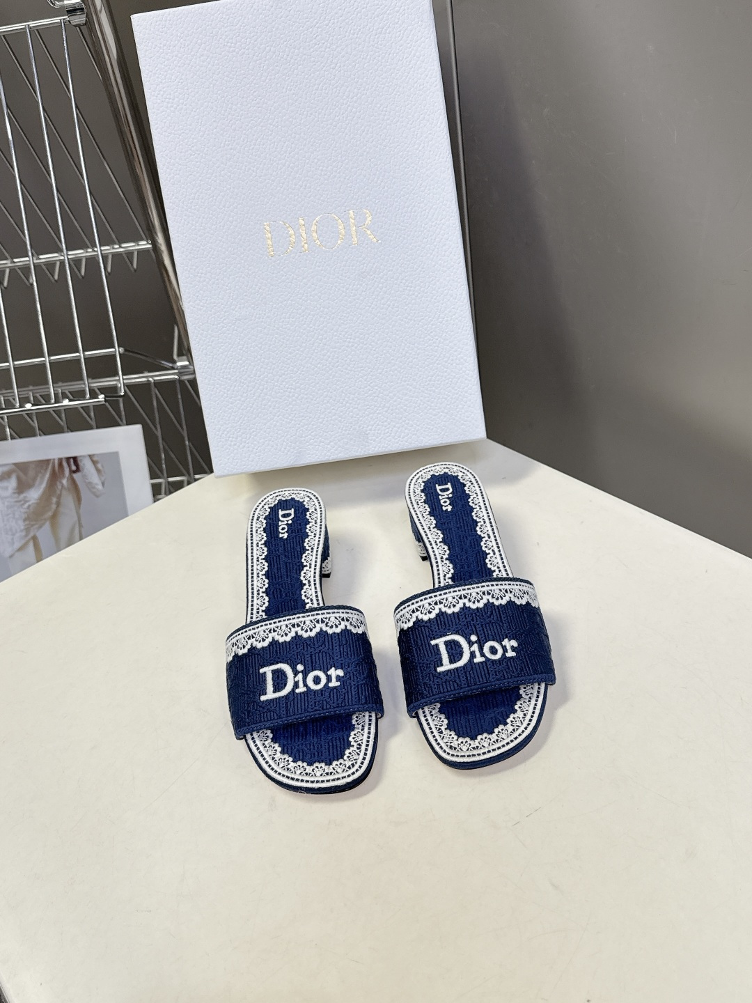 Dior迪奥2026春夏最新款CD粗跟拖鞋 超多明星时尚博主种草 春夏季必备 简约的设计 极具辨识度的品