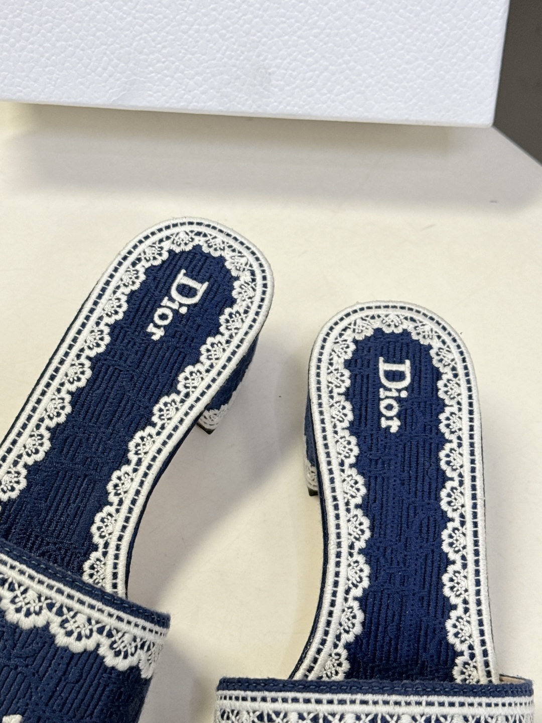 Dior迪奥2026春夏最新款CD粗跟拖鞋 超多明星时尚博主种草 春夏季必备 简约的设计 极具辨识度的品