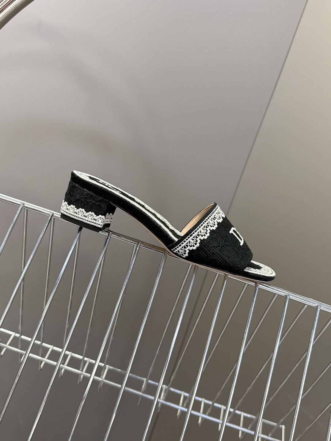 Dior迪奥2026春夏最新款CD粗跟拖鞋 超多明星时尚博主种草 春夏季必备 简约的设计 极具辨识度的品