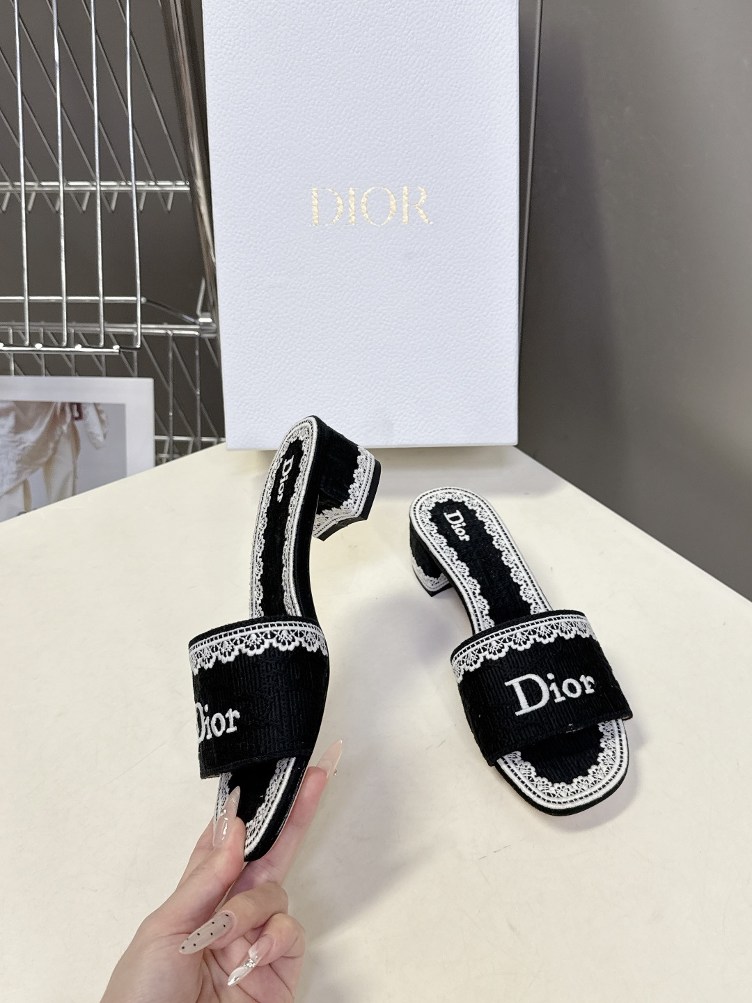 Dior迪奥2026春夏最新款CD粗跟拖鞋 超多明星时尚博主种草 春夏季必备 简约的设计 极具辨识度的品