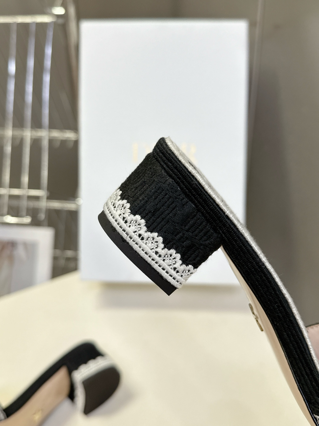 Dior迪奥2026春夏最新款CD粗跟拖鞋 超多明星时尚博主种草 春夏季必备 简约的设计 极具辨识度的品