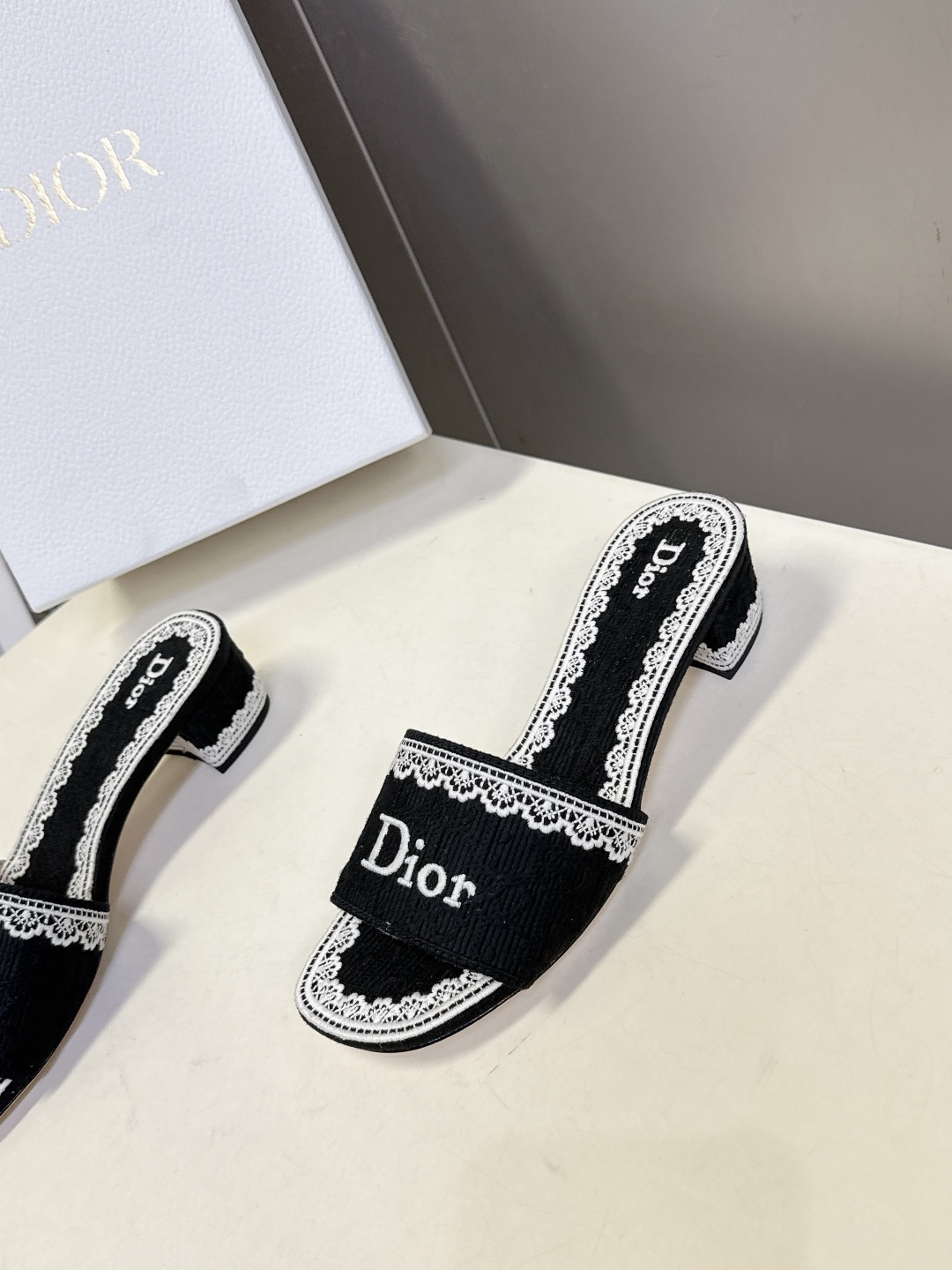 Dior迪奥2026春夏最新款CD粗跟拖鞋 超多明星时尚博主种草 春夏季必备 简约的设计 极具辨识度的品