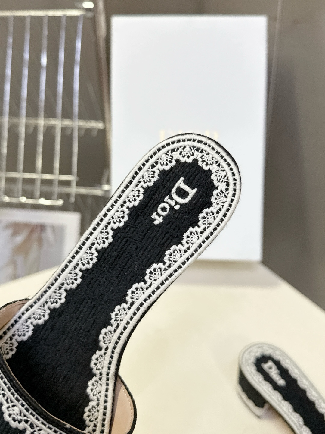 Dior迪奥2026春夏最新款CD粗跟拖鞋 超多明星时尚博主种草 春夏季必备 简约的设计 极具辨识度的品