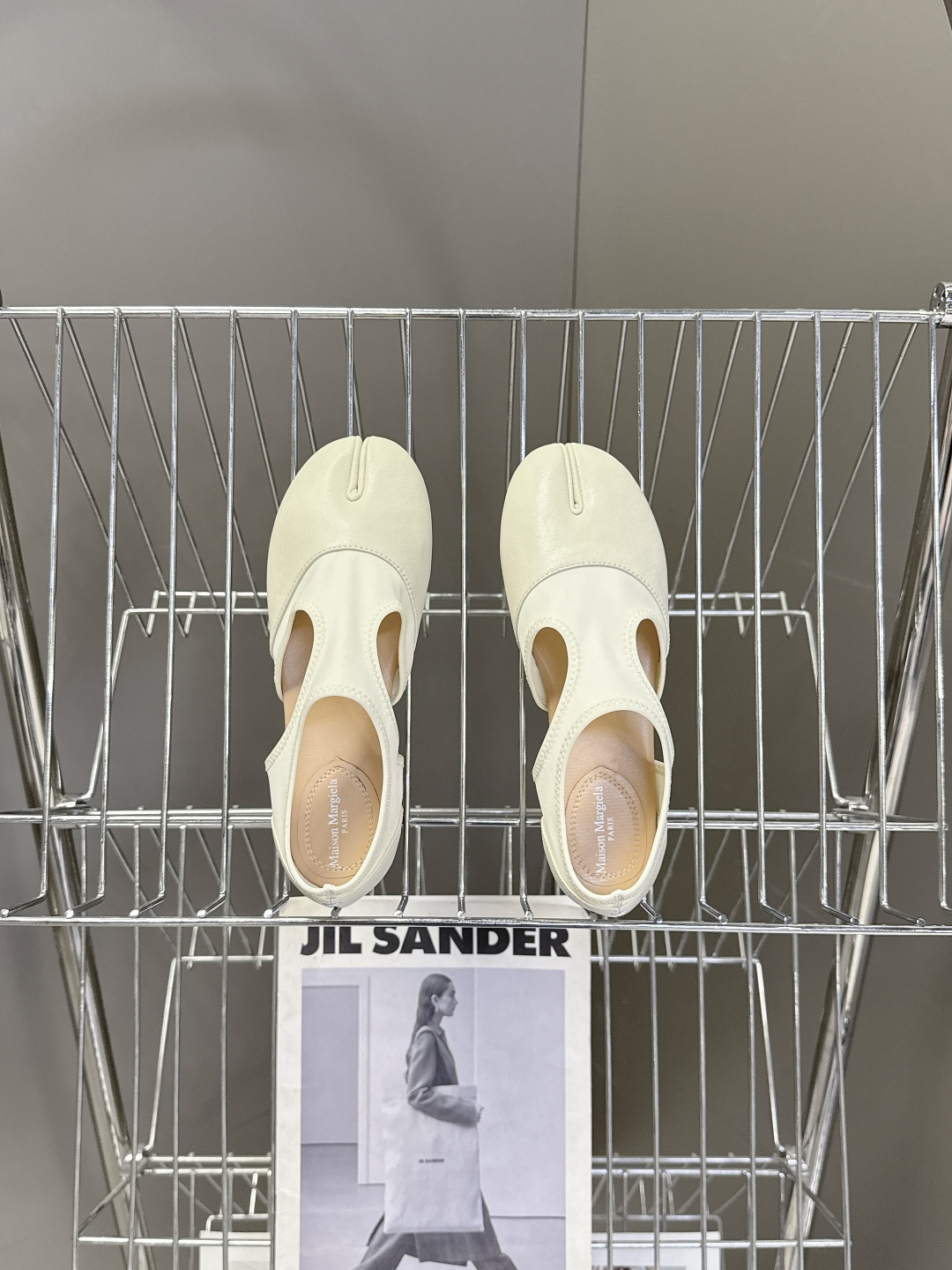 Maison Margiela·MM6马吉拉玛丽珍分趾单鞋 芭蕾舞鞋 超多明星网红种草 MM6作为这两年