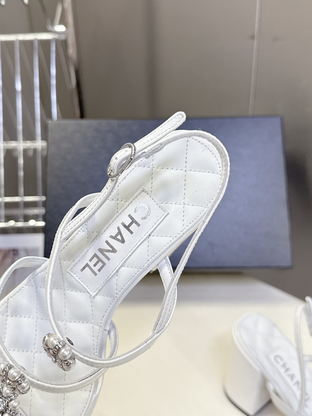 香奈儿CHANEL春夏最新款粗跟凉鞋 超多网红时尚博主种草 高级感舒适，配女神们的半身裙，不规则的尖头，