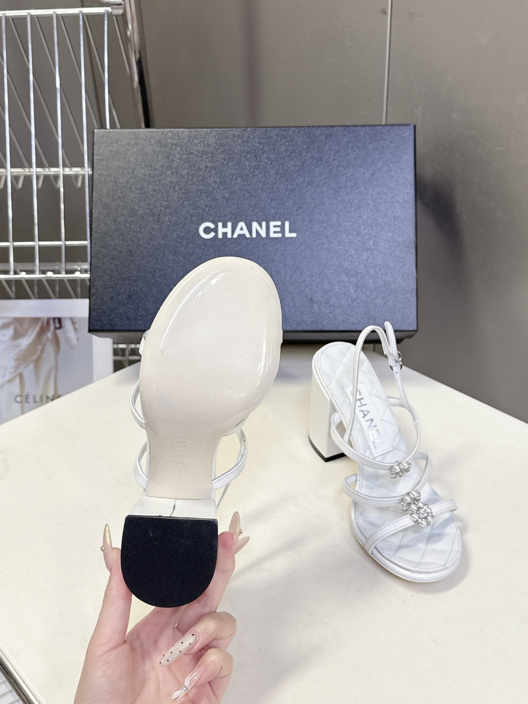 香奈儿CHANEL春夏最新款粗跟凉鞋 超多网红时尚博主种草 高级感舒适，配女神们的半身裙，不规则的尖头，